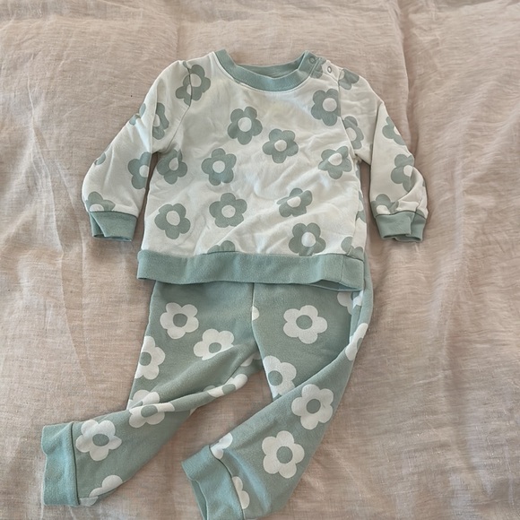 Cat & Jack matching sweatsuit, 18M - Picture 2 of 6